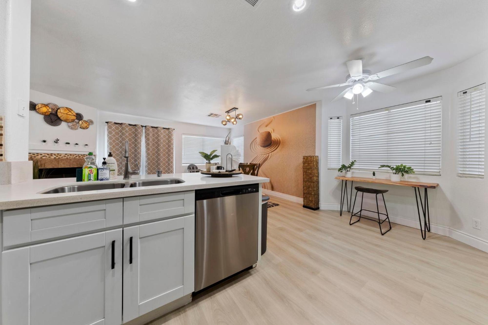 Zen - A Home Away From Home And In Heart Of Las Vegas Exterior photo